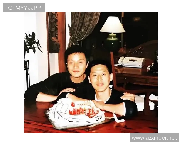 刘星与足球明星亲密合影展现运动精神与友谊的美好瞬间 刘星与足球明星亲密合影展现运动精神与友谊的美好瞬间