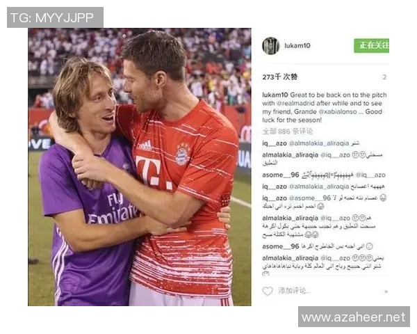 帅哥与足球明星亲密合影展现青春活力与运动魅力的精彩瞬间