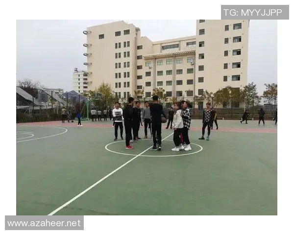 足球明星佩戴头箍的时尚瞬间展现个性与风采的精彩图片合集